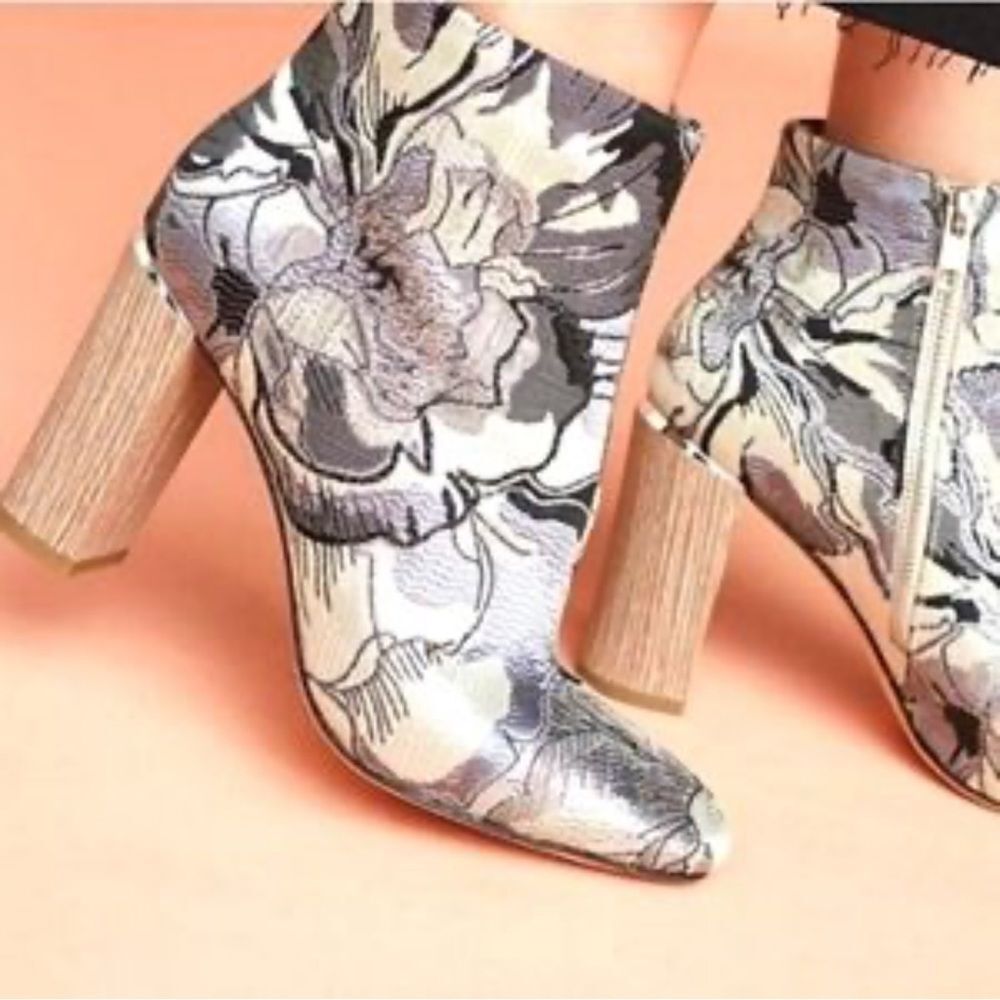 Pour La Victoire Women Rickie Brocade High-Heel Bootie Black silver Floral 7.5